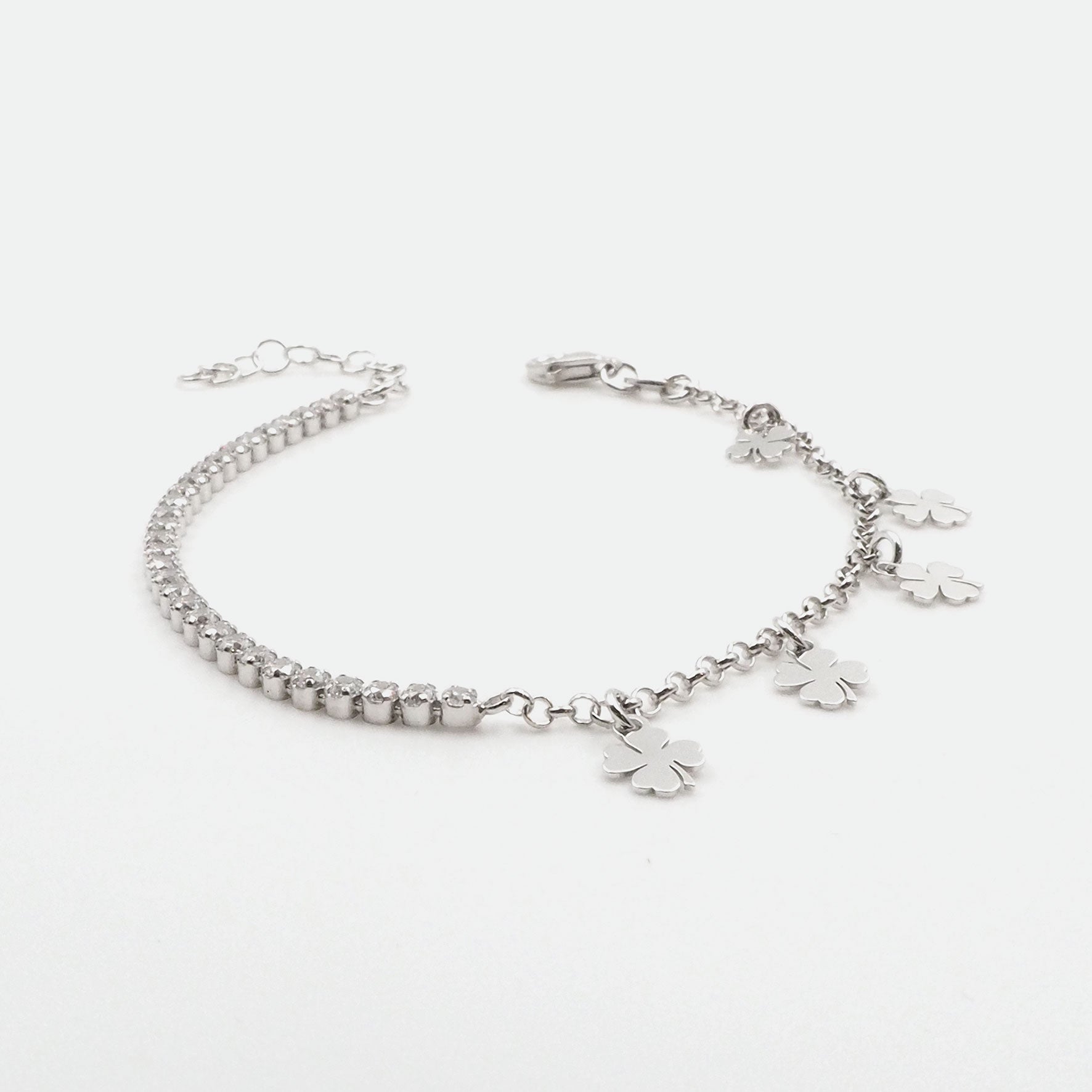 Silber Armbaender fuer Damen jetzt kaufen in unserem Onlineshop oder vor Ort in unserer Filiale in Basel